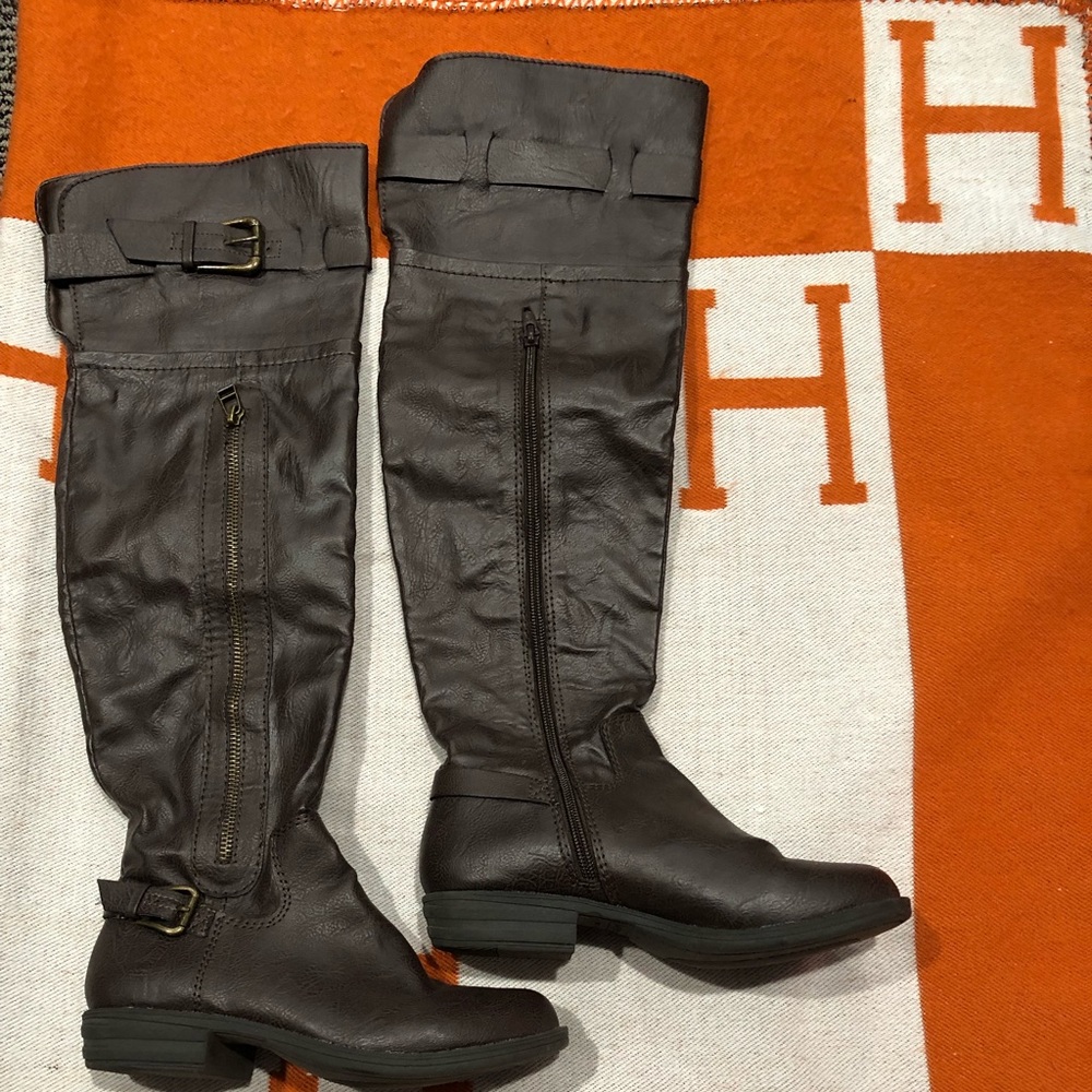 BNWT American Rag Brown Flat Zipper Boot Size 5.5